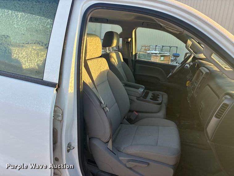 image for item FG1539 2015 Chevrolet Silverado 2500HD Crew Cab pickup truck cab and chassis