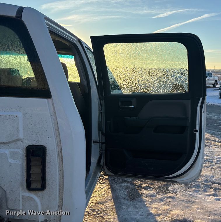 image for item FG1539 2015 Chevrolet Silverado 2500HD Crew Cab pickup truck cab and chassis