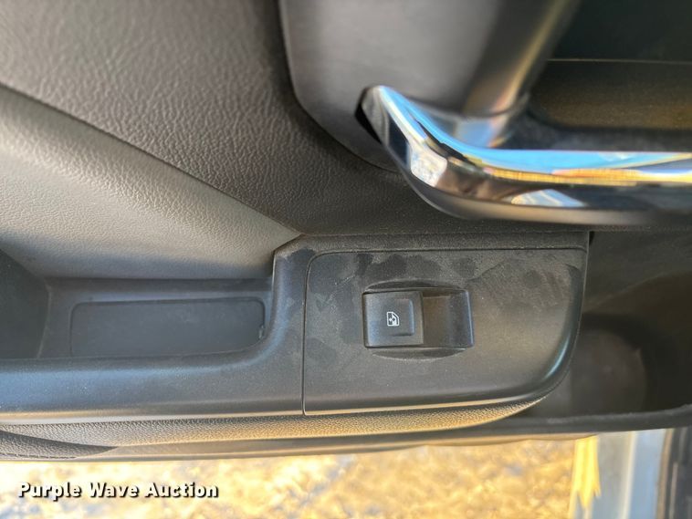 image for item FG1539 2015 Chevrolet Silverado 2500HD Crew Cab pickup truck cab and chassis