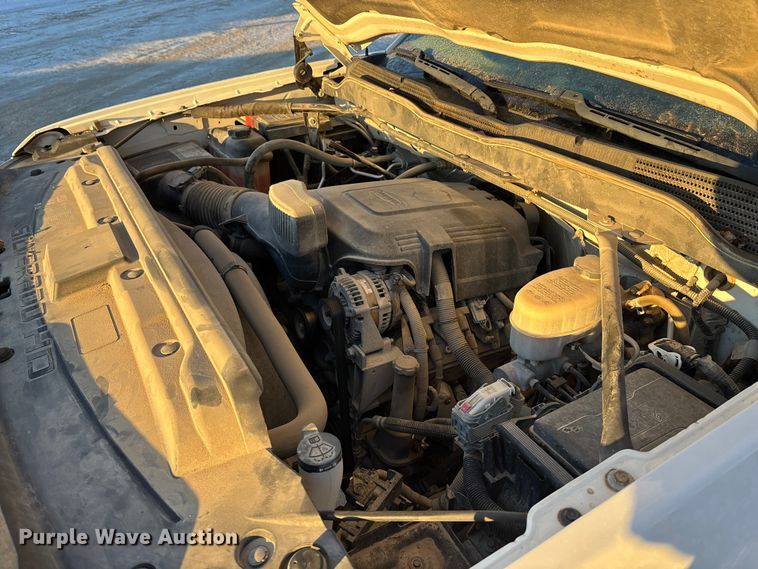 image for item FG1539 2015 Chevrolet Silverado 2500HD Crew Cab pickup truck cab and chassis