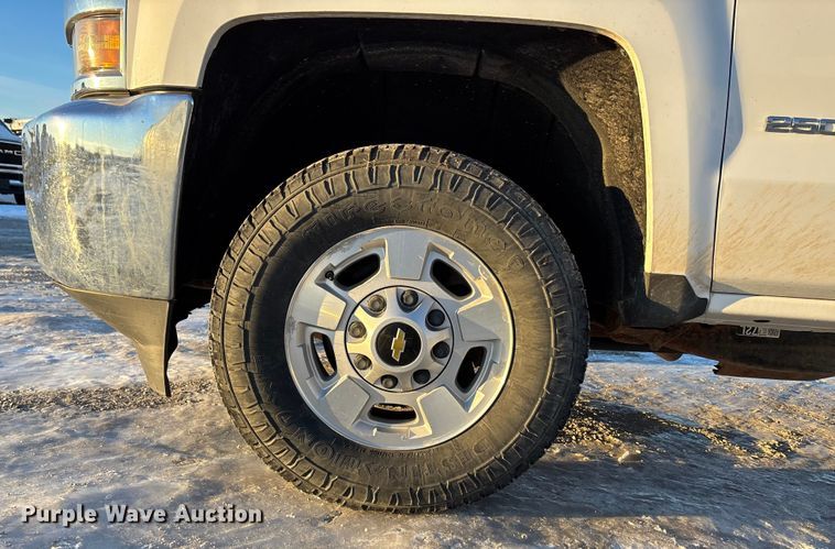 image for item FG1539 2015 Chevrolet Silverado 2500HD Crew Cab pickup truck cab and chassis