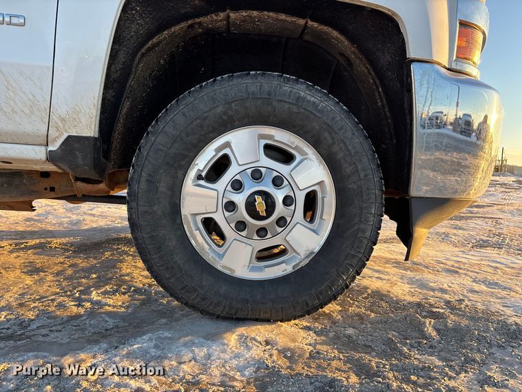 image for item FG1539 2015 Chevrolet Silverado 2500HD Crew Cab pickup truck cab and chassis