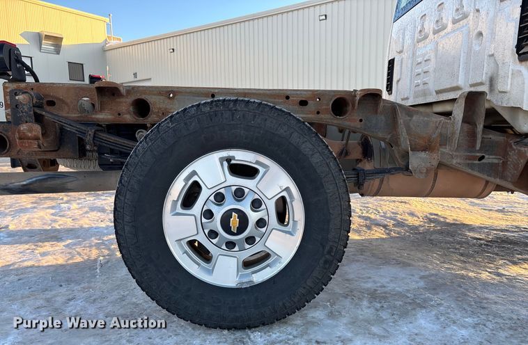 image for item FG1539 2015 Chevrolet Silverado 2500HD Crew Cab pickup truck cab and chassis