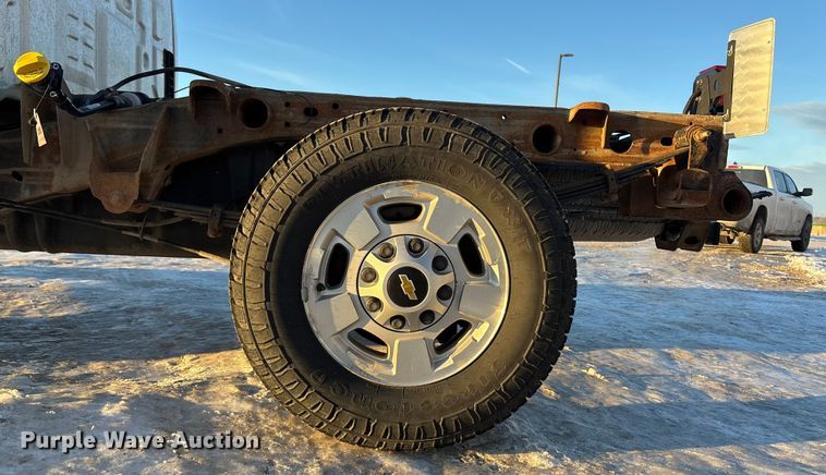 image for item FG1539 2015 Chevrolet Silverado 2500HD Crew Cab pickup truck cab and chassis