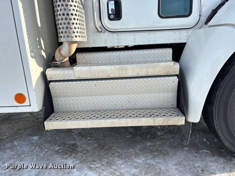 image for item FG1540 2018 Kenworth T370 utility / service truck