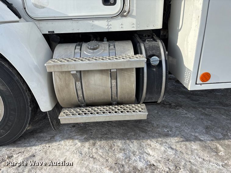 image for item FG1540 2018 Kenworth T370 utility / service truck