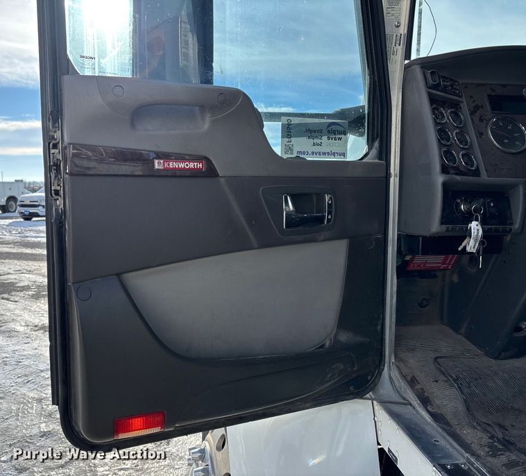 image for item FG1540 2018 Kenworth T370 utility / service truck