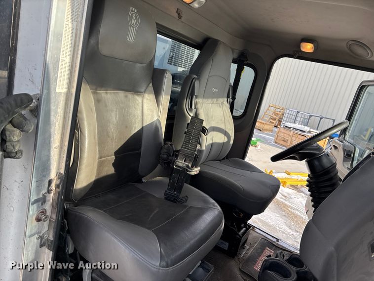 image for item FG1540 2018 Kenworth T370 utility / service truck