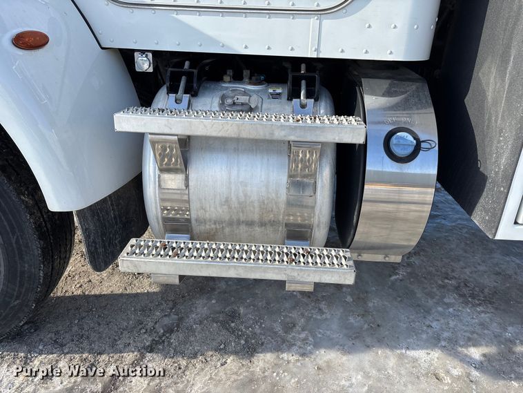 image for item FG1541 2019 Peterbilt 337 utility / service truck