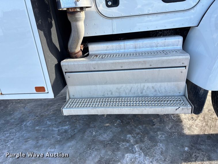 image for item FG1541 2019 Peterbilt 337 utility / service truck