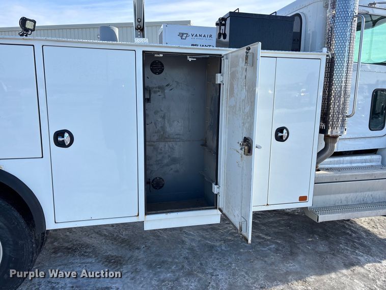 image for item FG1541 2019 Peterbilt 337 utility / service truck