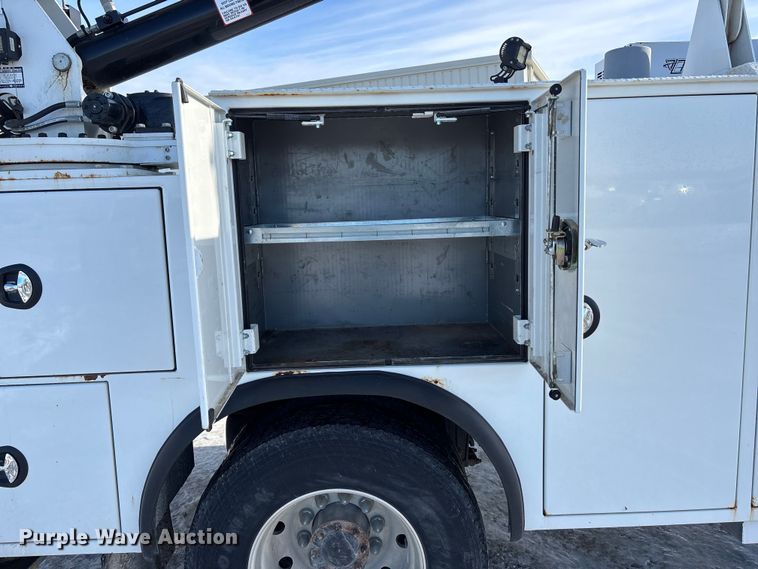 image for item FG1541 2019 Peterbilt 337 utility / service truck