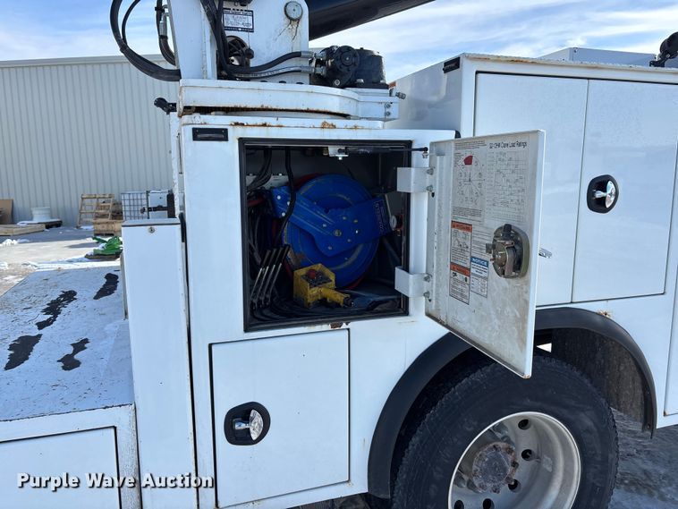 image for item FG1541 2019 Peterbilt 337 utility / service truck