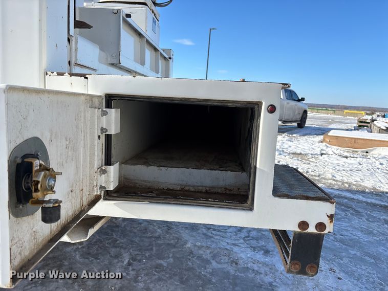 image for item FG1541 2019 Peterbilt 337 utility / service truck