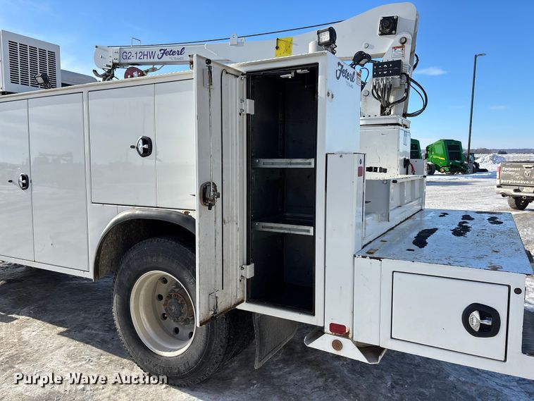 image for item FG1541 2019 Peterbilt 337 utility / service truck