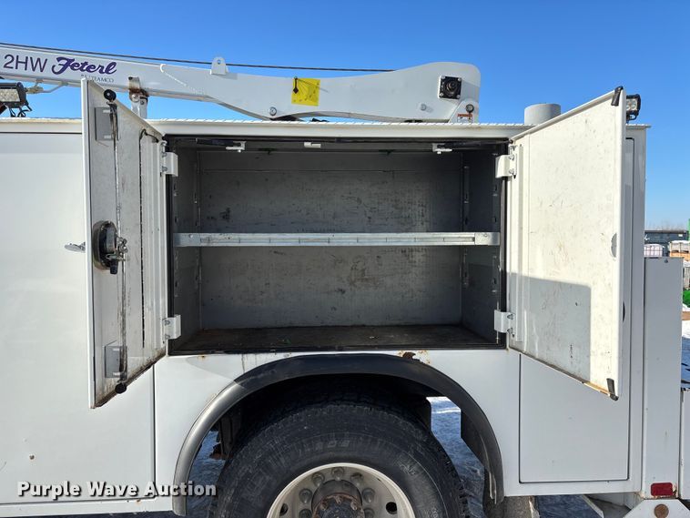 image for item FG1541 2019 Peterbilt 337 utility / service truck