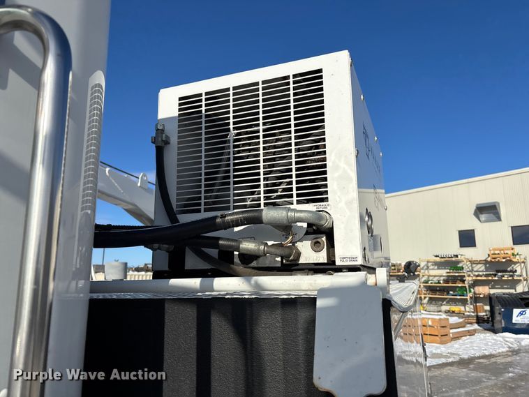 image for item FG1541 2019 Peterbilt 337 utility / service truck