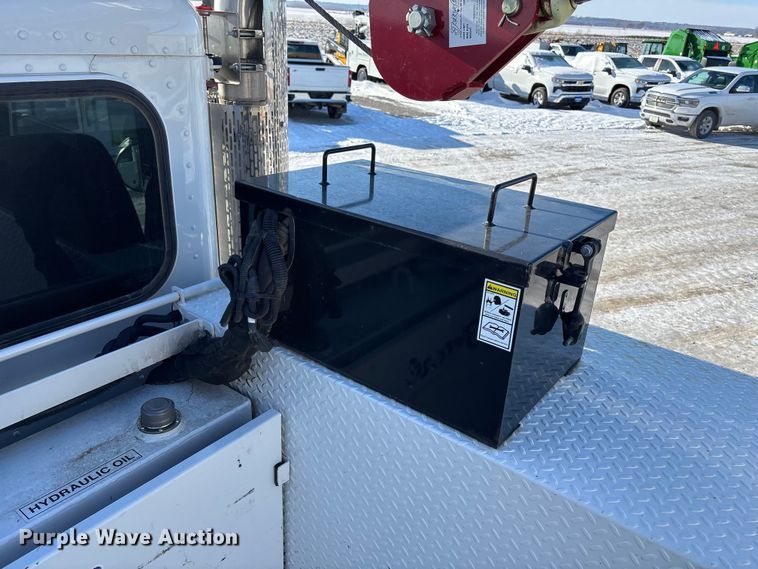 image for item FG1541 2019 Peterbilt 337 utility / service truck