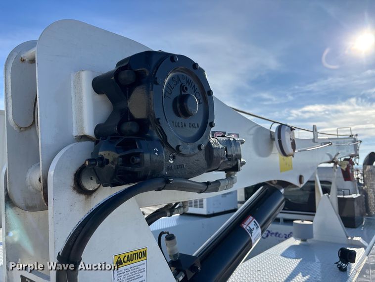 image for item FG1541 2019 Peterbilt 337 utility / service truck