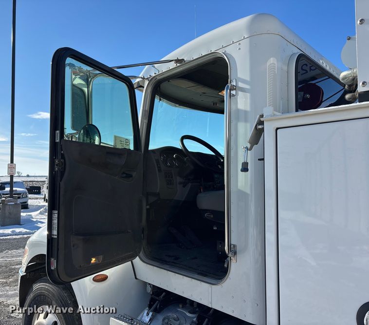 image for item FG1541 2019 Peterbilt 337 utility / service truck