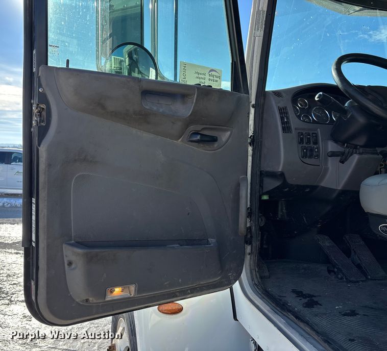 image for item FG1541 2019 Peterbilt 337 utility / service truck