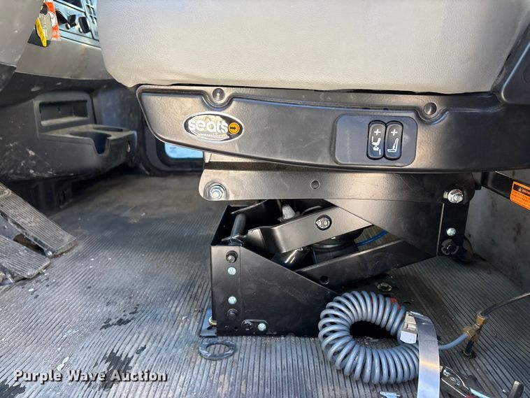 image for item FG1541 2019 Peterbilt 337 utility / service truck