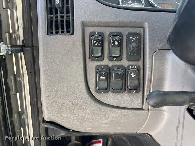 image for item FG1541 2019 Peterbilt 337 utility / service truck