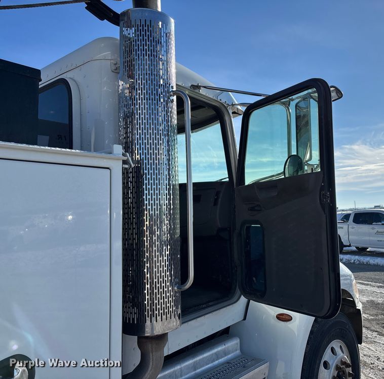 image for item FG1541 2019 Peterbilt 337 utility / service truck