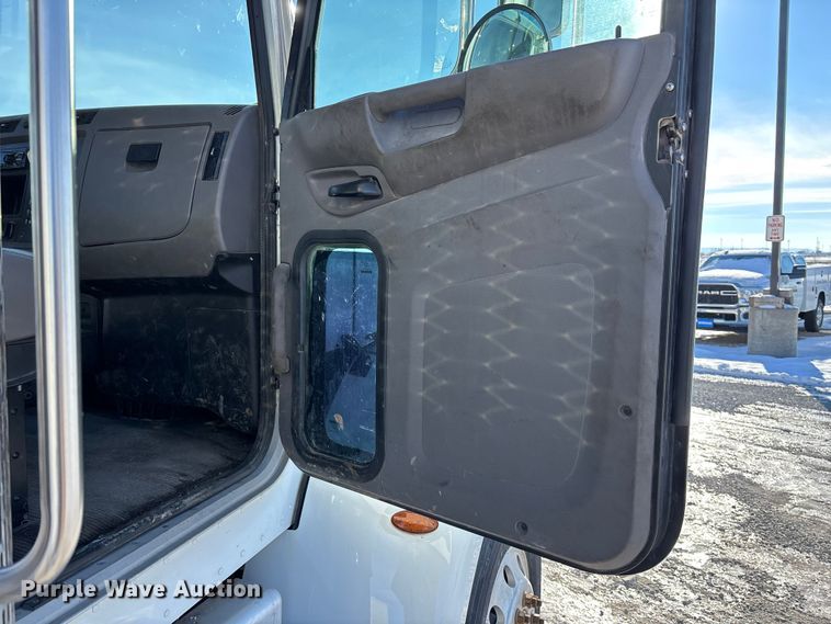 image for item FG1541 2019 Peterbilt 337 utility / service truck