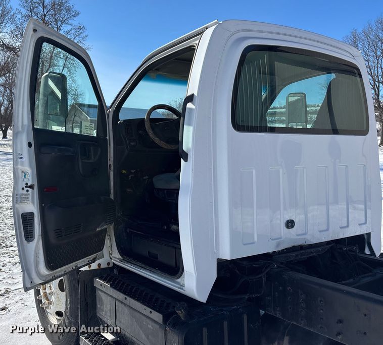 image for item FG1542 2006 Chevrolet C8500 truck cab and chassis