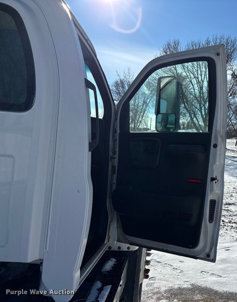 image for item FG1542 2006 Chevrolet C8500 truck cab and chassis