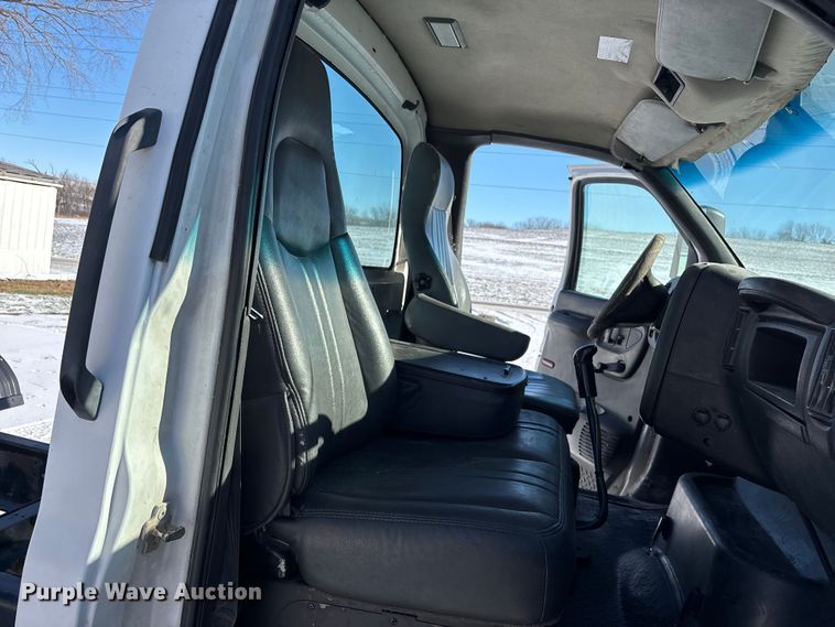 image for item FG1542 2006 Chevrolet C8500 truck cab and chassis