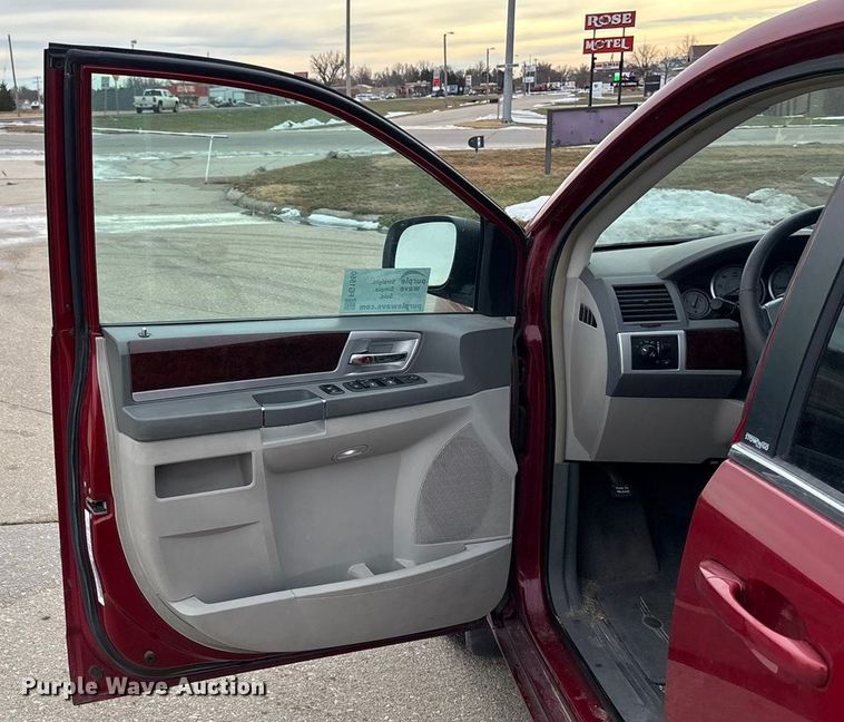 image for item FG1560 2010 Chrysler Town and Country Touring van