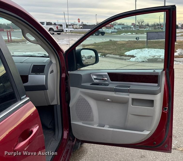 image for item FG1560 2010 Chrysler Town and Country Touring van