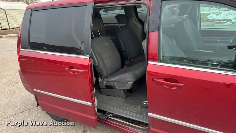 image for item FG1560 2010 Chrysler Town and Country Touring van