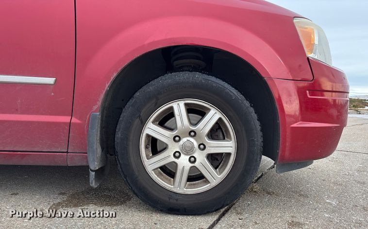 image for item FG1560 2010 Chrysler Town and Country Touring van