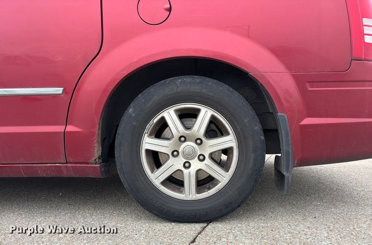 image for item FG1560 2010 Chrysler Town and Country Touring van