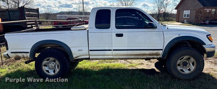 image for item FI0068 2001 Toyota Tacoma pickup truck