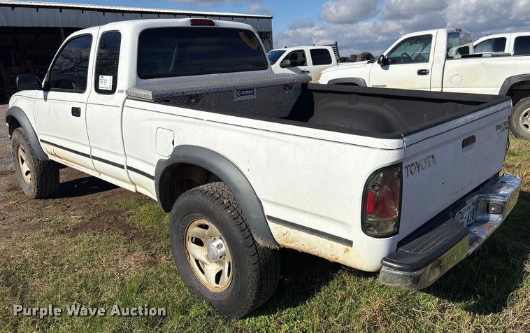 image for item FI0068 2001 Toyota Tacoma pickup truck