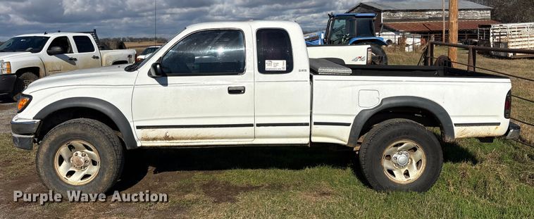 image for item FI0068 2001 Toyota Tacoma pickup truck