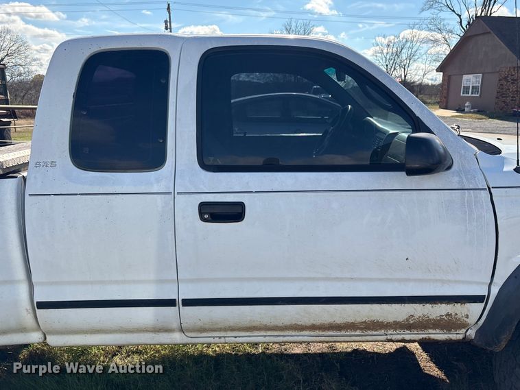 image for item FI0068 2001 Toyota Tacoma pickup truck