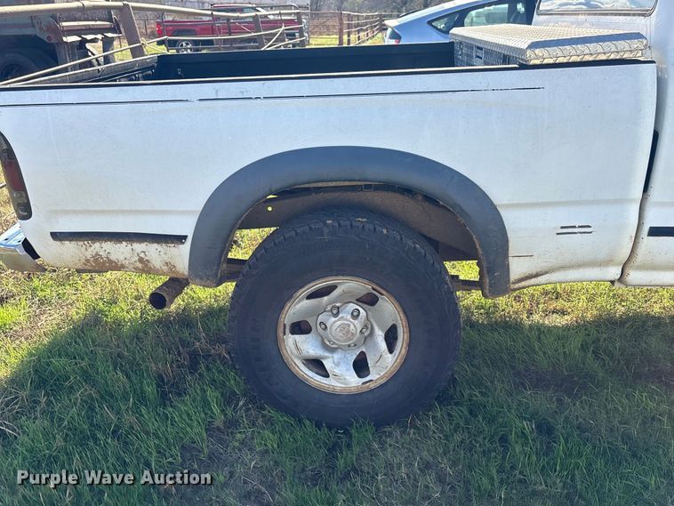 image for item FI0068 2001 Toyota Tacoma pickup truck