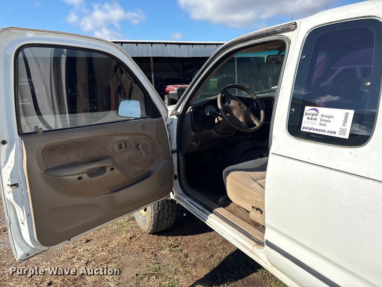 image for item FI0068 2001 Toyota Tacoma pickup truck