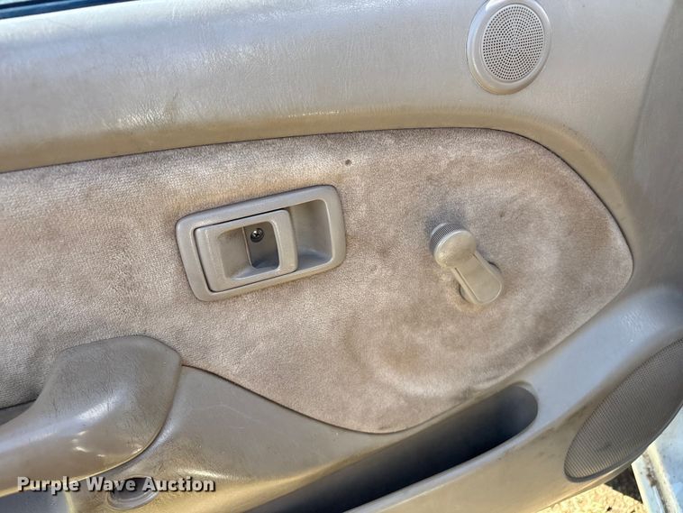 image for item FI0068 2001 Toyota Tacoma pickup truck