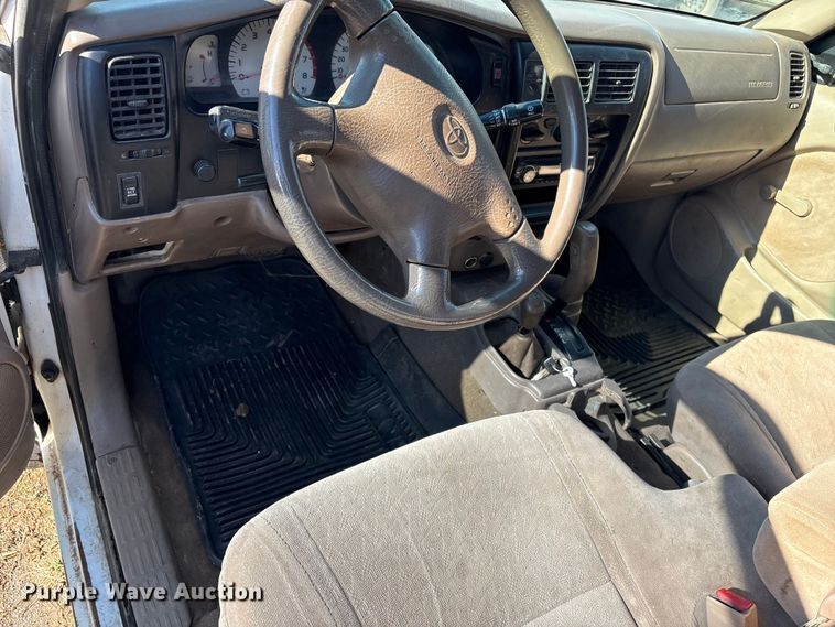 image for item FI0068 2001 Toyota Tacoma pickup truck