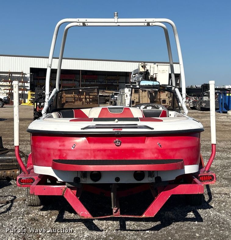 image for item FI0074 2001 Moomba Outback boat