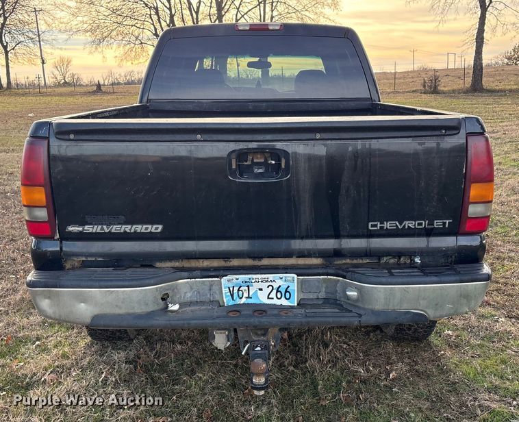 image for item FI0100 2001 Chevrolet Silverado 1500HD Crew Cab pickup truck