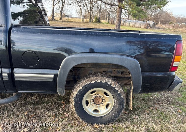 image for item FI0100 2001 Chevrolet Silverado 1500HD Crew Cab pickup truck