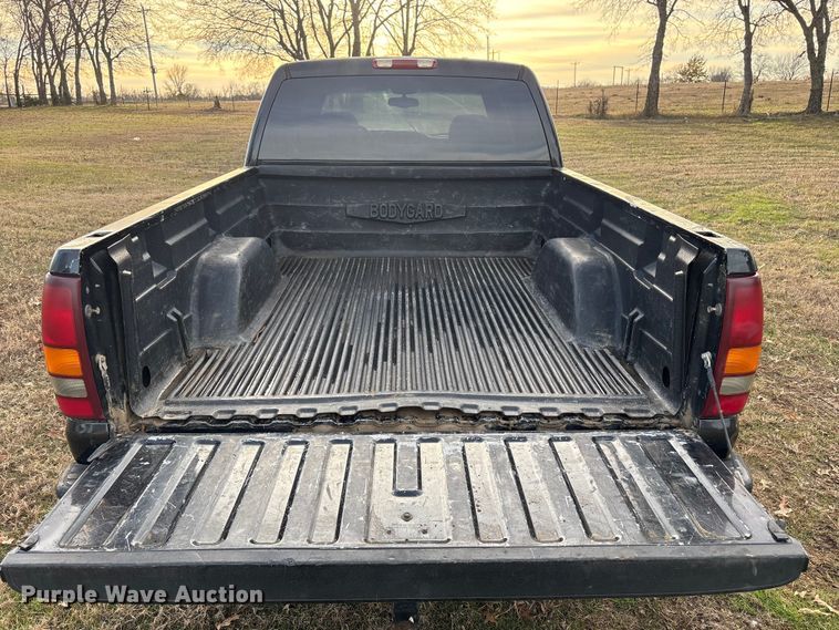 image for item FI0100 2001 Chevrolet Silverado 1500HD Crew Cab pickup truck