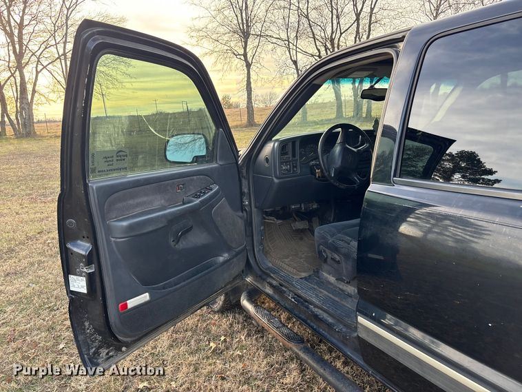 image for item FI0100 2001 Chevrolet Silverado 1500HD Crew Cab pickup truck